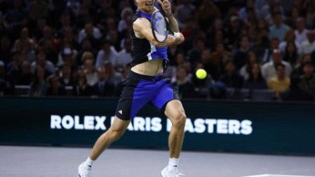 Alexander Zverev atacando la pelota de derecha. (Reuters)