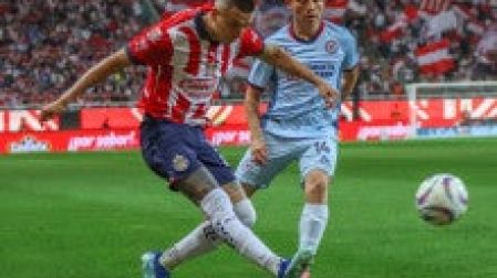 Roberto Alvarado y Alexis Gutiérrez durante el primer tiempo del encuentro entre Chivas y Cruz Azul. (Mexsport).