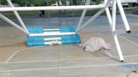 Estructura metálica con un tablero para jugar básquetbol