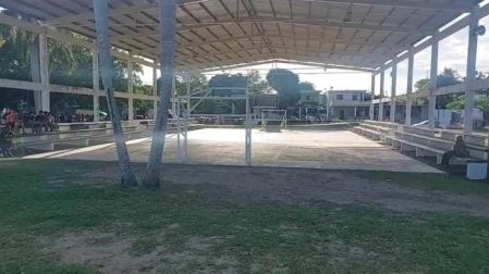 Estructura metálica con un tablero para jugar básquetbol
