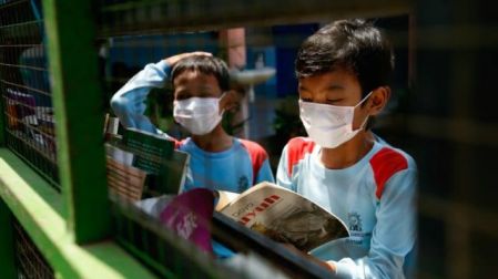 Basura por sabiduría: Biblioteca presta libros a cambio de desechos