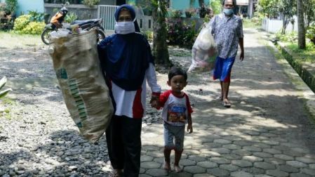 Basura por sabiduría: Biblioteca presta libros a cambio de desechos