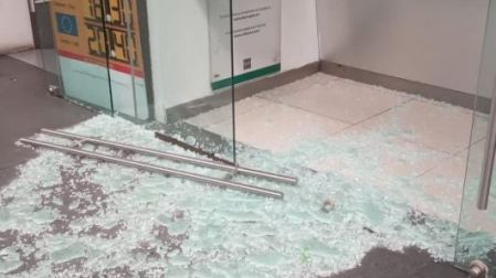 Puerta de cristal rota en el AICM.
