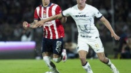 Del Prete y Calderón en el primer tiempo del encuentro entre Pumas y Chivas. (Mexsport).