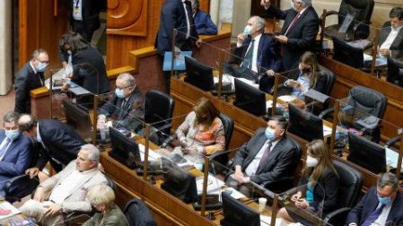 Los senadores de Chile se reúnen para votar una moción para acusar al presidente Sebastián Piñera por denuncias de irregularidades en la venta de una empresa minera