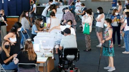 Inicia en Chile elección presidencial, la más incierta tras el fin de la dictadura