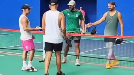 Jugador pateando cara de otro en partido de pickleball/X @jordiebarstool