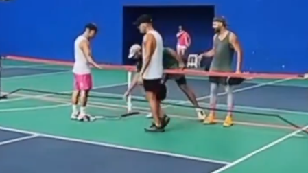Jugador pateando cara de otro en partido de pickleball/X @jordiebarstool