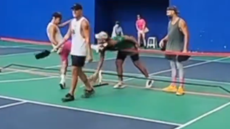 Jugador pateando cara de otro en partido de pickleball/X @jordiebarstool