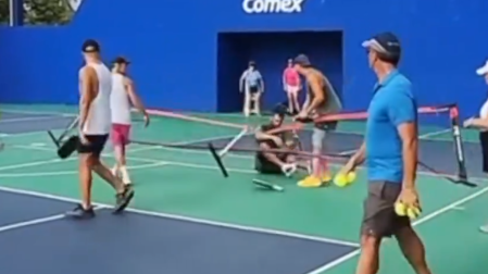 Jugador pateando cara de otro en partido de pickleball/X @jordiebarstool