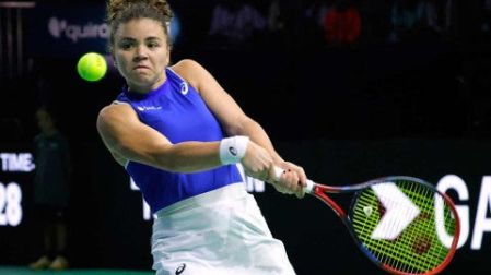 Jasmine Paolini atacando la pelota a dos manos. (Reuters)