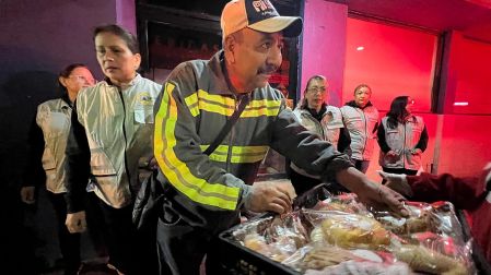 Autoridades reparten chocolate caliente en Nuevo León para hacer frente al frío