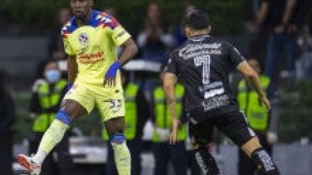 Julián Quiñones busca opciones durante el primer lapso del partido ante León. (Mexsport).