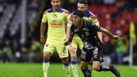 Omar Fernández sale de la presión americanista en la Vuelta de los Cuartos de Final del Apertura 2023. (Mexsport).