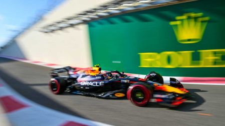 Sergio Pérez conduce su RB20.