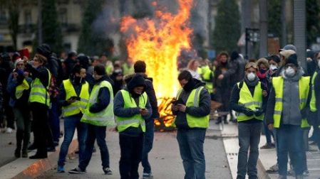 Arrestan a 220 en Francia durante protestas de 'chalecos amarillos'