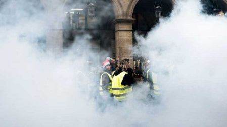 Arrestan a 220 en Francia durante protestas de 'chalecos amarillos'
