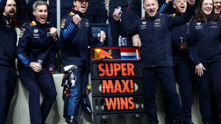 Max Verstappen celebrando con Red Bull. (Reuters)