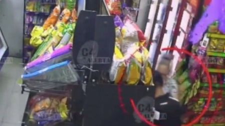 Mujer cachetea a ratero en tienda.