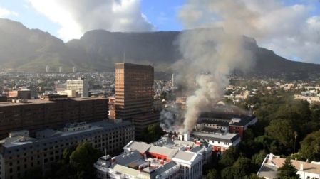 Parlamento de Sudáfrica queda destruido por incendio; hay un detenido