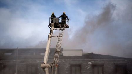 Parlamento de Sudáfrica queda destruido por incendio; hay un detenido
