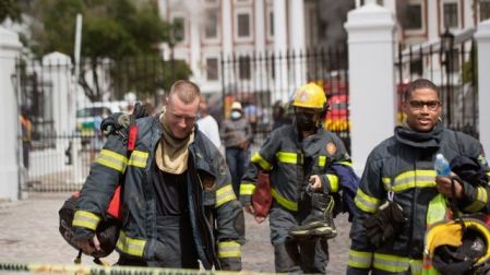 Parlamento de Sudáfrica queda destruido por incendio; hay un detenido