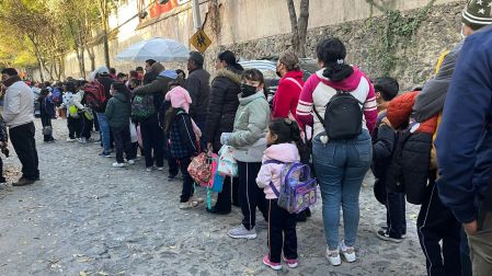 Alumnos de primaria regresan a clases en CDMX.