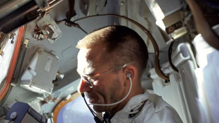 Walter Cunningham durante la misión Apolo 7 de la NASA