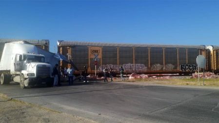 Tren choca contra tráiler cargado de rollos de cobre en Nuevo León; hay varios heridos