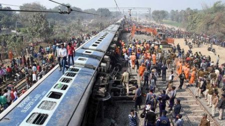 Descarrila tren en India; al menos 7 muertos