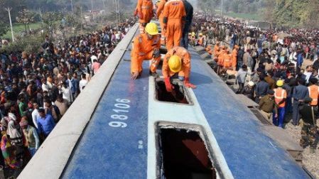 Descarrila tren en India; al menos 7 muertos