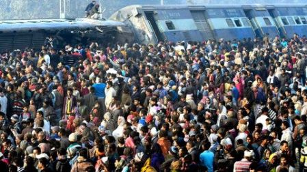 Descarrila tren en India; al menos 7 muertos
