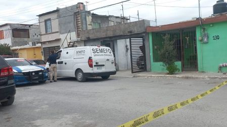 Camioneta de Servicios Periciales afuera de un domicilio de Reynosa