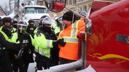 Policía canadiense pone fin a protestas en Ottawa; hay decenas de detenidos