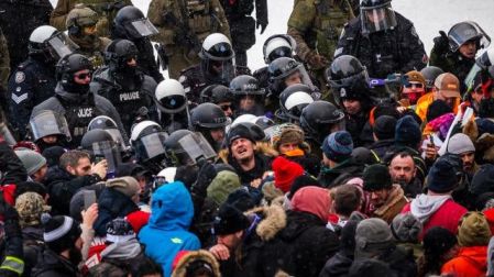 Policía canadiense pone fin a protestas en Ottawa; hay decenas de detenidos