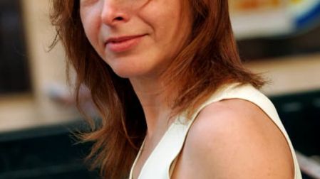 Retrato de Alejandra Darín en su juventud, actriz argentina destacada por su versatilidad artística en teatro, cine y televisión, y su posterior liderazgo en defensa de los derechos laborales de los artistas.