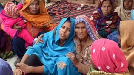 Más de 100 muertos en India por ingerir alcohol adulterado