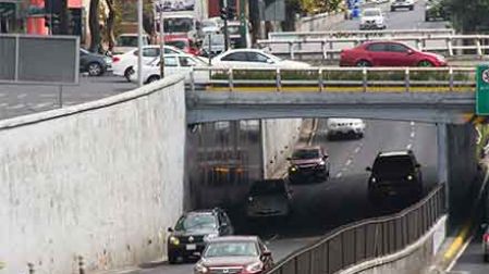 Un buen número de autos circula por carriles de periférico, en ambos sentidos