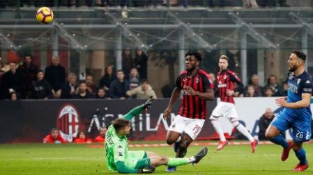 Franck Kessie define por encima del portero en la victoria del Milán sobre el Empoli