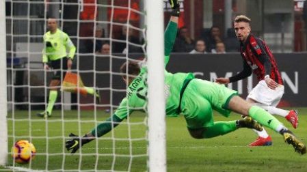 Samu Castillejos empalma un centro raso para mandar el balón al fondo de la portería en la victoria 3-0 del Milán sobre el Empoli