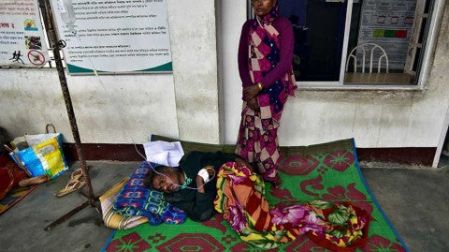 Otro caso de alcohol adulterado en India causa al menos 93 muertos