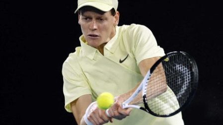Jannik Sinner atacando la pelota a dos manos. (Reuters)