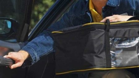 En venganza por mala propina, pone sus genitales en comida