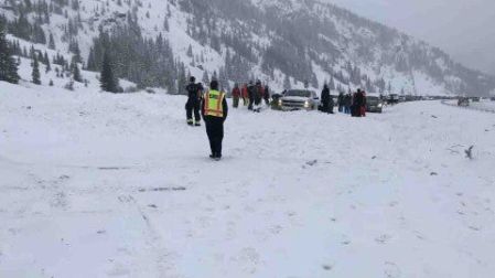 Graban aterradora avalancha sepultando autopista en Colorado