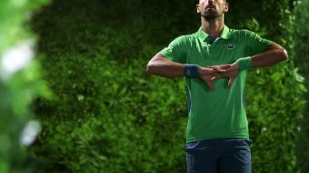 Novak Djokovic previo a salir al encuentro ante Luca Nardi en Tercera Ronda de Indian Wells. (AFP).