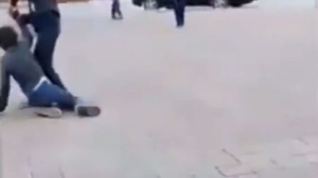 “No, Ángel, no”, dice otra voz, mientras que otros menores, quienes miran la pelea entre dos niños, intentan desarmar a “Ángel”.