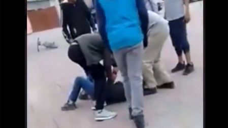 “No, Ángel, no”, dice otra voz, mientras que otros menores, quienes miran la pelea entre dos niños, intentan desarmar a “Ángel”.