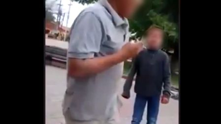 “No, Ángel, no”, dice otra voz, mientras que otros menores, quienes miran la pelea entre dos niños, intentan desarmar a “Ángel”.