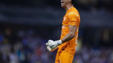 Oscar Jiménez celebra uno de los goles conseguidos por América