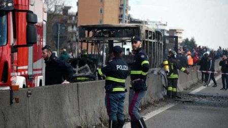 Hombre secuestra e incendia autobús con estudiantes en Italia, sin heridos